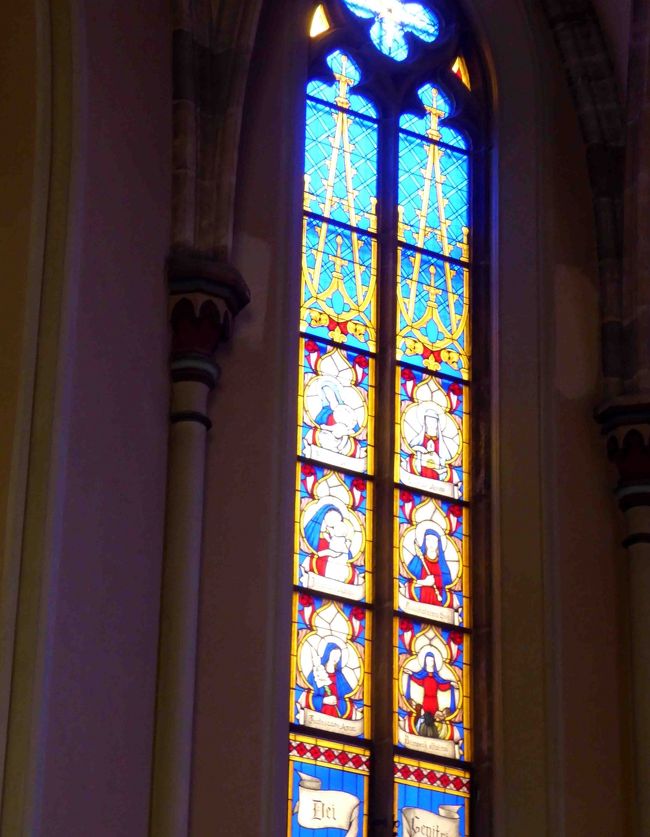 ステンドグラスも清楚でかわいい。<br />