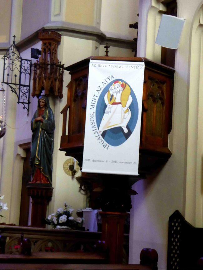 なぜか漫画チックな張り紙が貼られている説教壇。<br />