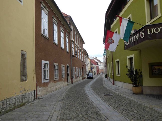 この素敵な小路にも人影を見かけません。<br />静かなガッセに敷き詰められた石畳が歴史を感じさせます。<br />