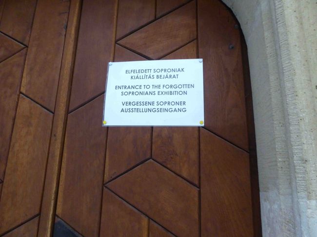 何かの展示場になっているようですが、扉がピタッと閉まっています。<br />なにか入るのに気後れがして中に入ることができませんでした。<br />