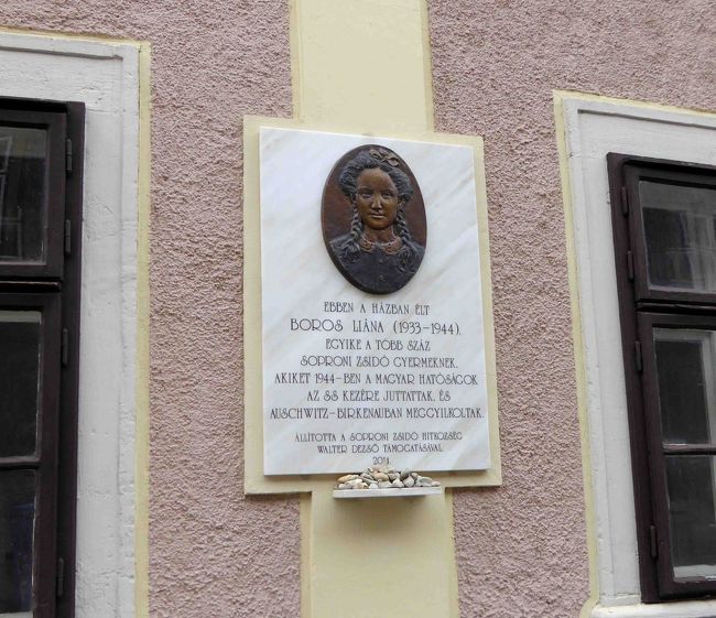 ここにさっきの11歳で亡くなった少女の像があります。<br />その前には小石がうず高く積まれています。<br />ユダヤ人は、お花に代えて悲しみの小石を供えます。<br />