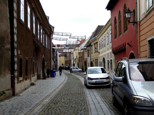この付近がショプロンのユダヤ人ゲットー地区だったのでしょうか。<br /><br />ショプロンの街の散策を始めた早々、暗い歴史に遭遇しショックを受けたシニア3人、口数少なく歩きました。<br />