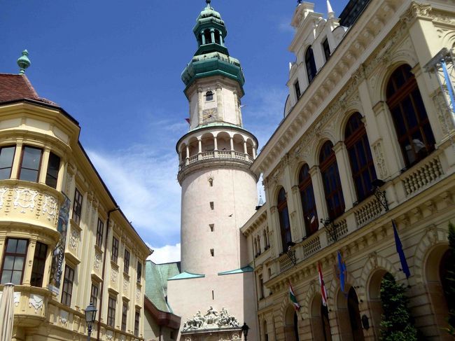 さて、気を取り直して・・。<br />正面に15世紀に建てられたショプロンのシンボル、火の見の塔の門が見えます。<br />右側手前は市庁舎。<br />