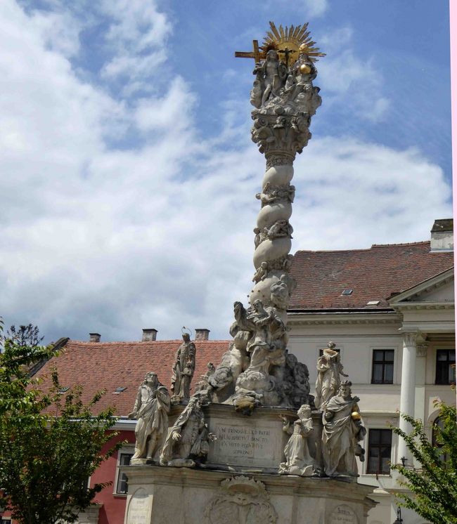 広場中央には三位一体像があります。ウィーンのグラーベンでも見かけたペスト柱です。<br />猛威を振るったペストから逃れることができたことを神に感謝して建てられたものです。<br />