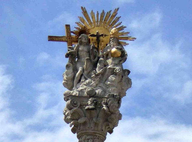 三位一体とは、キリスト教の教えで、父（神）と子（キリスト）と聖霊が一体になることを意味します。<br /><br />ここでもウィーンの三位一体像と同じく、神とキリスト、それにハトが精霊です。