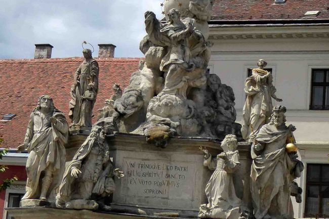 6年の歳月をかけて1701年にバロック様式で完成しました。<br /><br />碑銘の両横で跪いているのは、この像を建てたローエンブルク夫妻です。<br />