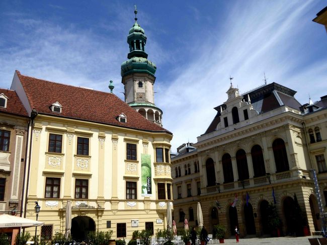 三位一体柱を取り囲む広場の周りには、歴史的な建物が立ち並んでいます。<br />正面の館はシュトルノの博物館。右は市庁舎。<br /><br /><br />