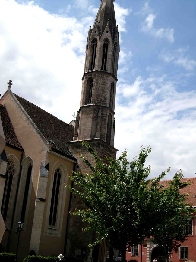 13世紀末に建設されたハンガリーのゴシック建築を代表する山羊教会。<br />