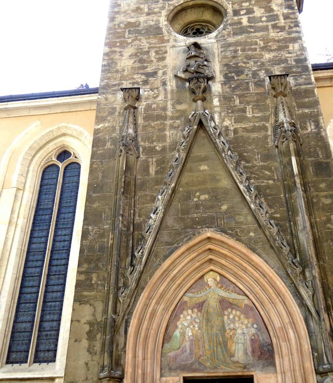 山羊が埋蔵金を掘り当てたので、敬虔なキリスト教徒だった飼い主は教会建設のために寄付をしました。<br />それにちなんで山羊教会と名前が付けられました。<br />