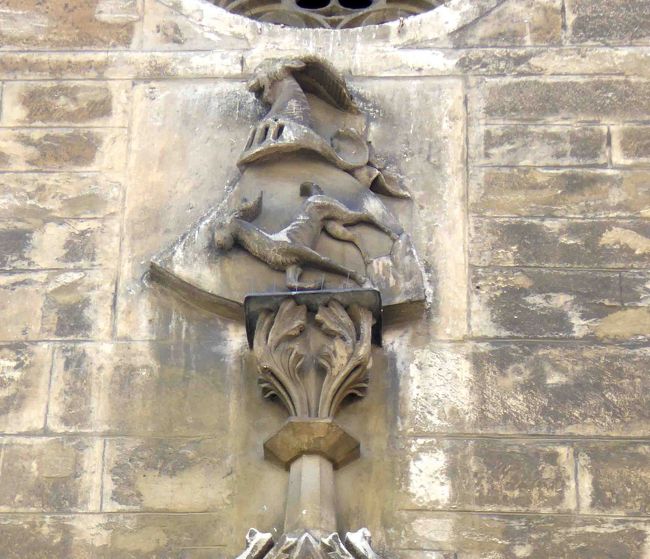 教会を寄進したカイゼル家の紋章は山羊。<br />正面には山羊の紋章が飾られています。<br /><br />1676年ショプロンは大火に見舞われましたが、教会はかろうじて全焼を免れました。<br />