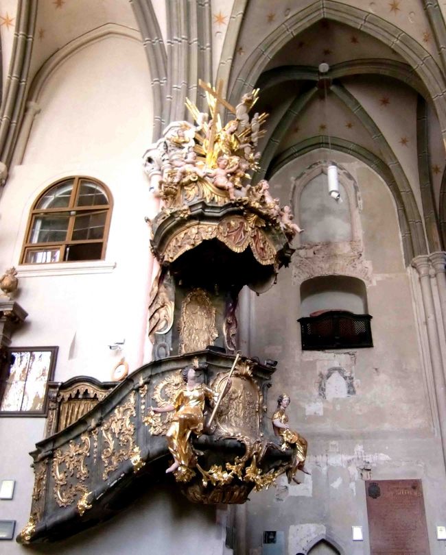 説教壇。希望と愛情を象徴する黄金の像。<br />