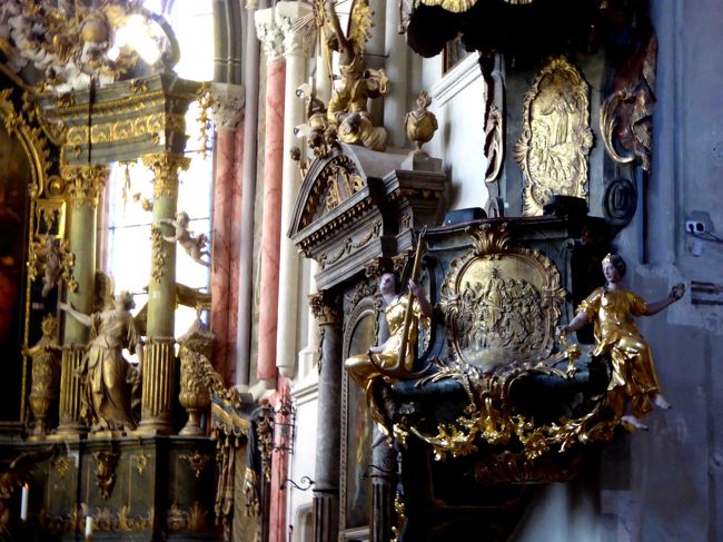 説教壇。見事な装飾模様です。<br />