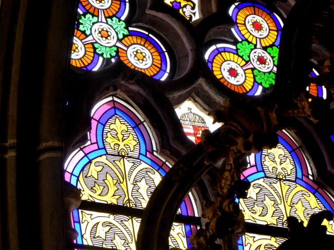 ステンドグラス（左側）。<br />真ん中に小さく見えるのはハンガリーの紋章。<br />