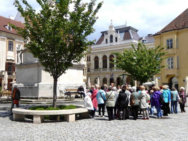 山羊教会の見学を終えて外に出たら、三位一体像の周りには大勢の観光客が。<br />やっと観光の街ショプロンらしい雰囲気になりました。<br />