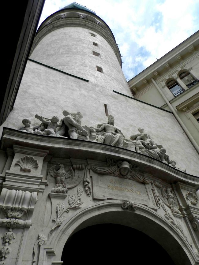 私たちは火の見の塔の門をくぐります。<br />この門は「忠誠の門」と呼ばれます。<br />