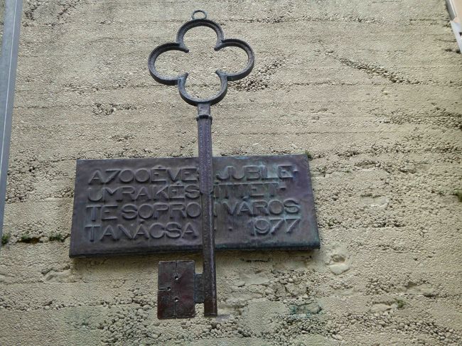 旧市街の正門には、町の700周年を祝って1977年に作られた「街の鍵」が飾られています。<br />