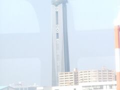 見えているのは下関市の海峡ゆめタワーです。