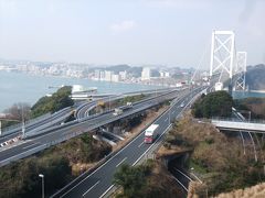 バスで和布刈公園に登ってみます。見えているのは九州自動車道と関門橋です。