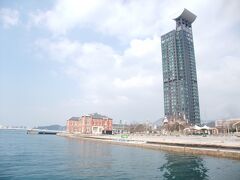　高い建物が建築家黒川紀章氏による高層マンション「レトロハイマート」で、３１階に「門司港レトロ展望室」があります。
　その左、海に面して建つのは旧門司税関です。明治４５年に建てられた煉瓦造りの建物で、昭和初期まで使われていました。今は休憩所、税関PRコーナー、美術ギャラリーになっています。