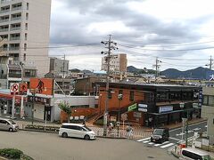 行きは電車。新幹線で名古屋まで、名古屋からは名鉄線。
犬山駅からの風景。遠くに犬山城が見えます。近くの猿の看板（モンキー薬局）の方が気になりますが。。