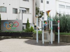 ここは、1998年長野冬季オリンピックの表彰式会場となった場所。
日本人メダリストのプレートや表彰台もあります。
