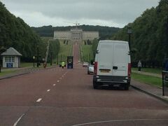 次に、15分くらい国道を走った先にあるのがガイドツアーでも定番となってる所です。

【Parliament Buildings】
丘の上にある白い建物が北アイルランド議会の議事堂です。
何か所かある中まで続く道には必ずゲートがあって、一般車でも乗り入れが可能だけど
毎日ではないのでゲートの守衛さんに聞いてOKならラッキー♪って感じですかね。
ちなみに私たちは入れなかったので遠くから眺めるだけ...