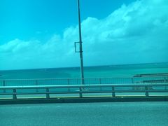 バスに乗って移動中。
ひめゆりの塔見学（本人は今まで２回は行っている。沖縄戦の手記を読んでショックを受けていた）の後、南城市の「糸数アブチラガマ」見学。

http://abuchiragama.com/

この見学のために懐中電灯と軍手をもっていった。
写真撮影禁止。
普通の家族旅行じゃなかなか行けないところなのでしっかり学習してきてほしい。
本人の感想。
「すごかったよ～。足場が悪い」
うむむ…