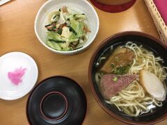 ひめゆりの塔の目の前にある優美堂にてお昼。
そばの上にのっているのはかまぼことソーキとスパムだって。
スパム入れるのって普通でしたっけ？
まあなんか沖縄っぽいけど。
何百人分用意するから大変だよねえ。