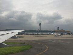 羽田を発つ時のこの空の陰鬱な感じ。
本当に沖縄には青い空が広がっているのかと不安になります。