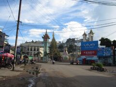 　ピィ市内に戻ってきました。ピィは、バガンとヤンゴンの間のエーヤワディー川沿いの町で、かつてピィ人の王国が築かれた場所です。
　まずはシュエサンドー・パヤーへ。
行き方は、正面の石の階段を登るようですが、外国人は右側のエレベーターに乗るようです。入場料は3000K で、ボウボウヂ－パヤ－より安かったです。