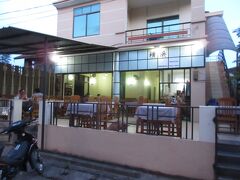 　夕食は、横浜市出身のオ－ナ－(UEMURA MASAYUKI)がやっている Restaurant横浜です。いろいろ町の食堂を見てきたのですが、綺麗で食欲をそそるお店はほとんどありませんでした。ここは、綺麗で美味しく、料金も高くないので帰る時には外国人や地元の人達でいっぱいでした。
