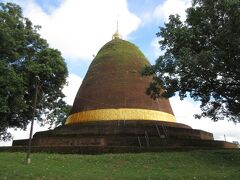 　タイエーキッタヤーの東北で、ピィ・パウンタレー道路のそばにあるパヤ－マ－・パヤーは、パヤ－ヂ－・パヤーと同時代に建てられ、高さもほぼ同じで約46mです。パヤーの部分は、階段が三段で、ボディー、傘の3つのみのパヤーです。
　ここからの見晴らしはいいのですが周りは田んぼだけです。
　ここもまた、王国領土を示す目印とされたものの一つだったと言われています。
