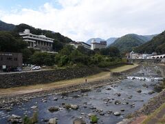 早川の穏やかな流れ。
