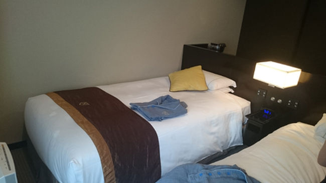 20617-19名古屋で遊び倒すぞ☆<br /><br />とりあえず仕事を終えてフレックスを使い移動。そして………到着したホテルは、ロイヤルパークホテル　ザ　名古屋です。<br />先にｈがチェックインしているので、のんびり向かいます。そして…お部屋に入るとなんだかランクアップしている………！！<br />やったー広いお部屋☆と言う感じでした。<br /><br />ベッド。<br />ここはパジャマなのが嬉しい。<br />ホテルでパジャマってほんと少ないので。