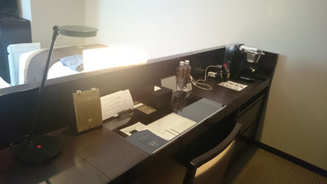 こちらのスペース、とっても便利なので、お気に入り。<br />ドリンクマシンもあるので、今日は何かなーと楽しむことが出来ます。何をと指定は出来ないのですが、一人二種類あります。<br />お水は二本。<br />こちらでパソコンカタカタしていても、手元照らすライトありますし、ベッドで寝ている友人の邪魔はしません。