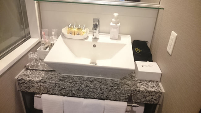 バスルーム<br />ロクシタンのセットのほかにレディースにありがたいセットもあります。そこらのハイクラスよりも充実。