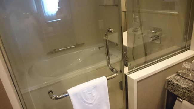 バスルームはこちらです。<br />レインシャワーに深いバスタブ。洗い場つき。<br />ほんと素晴らしい。