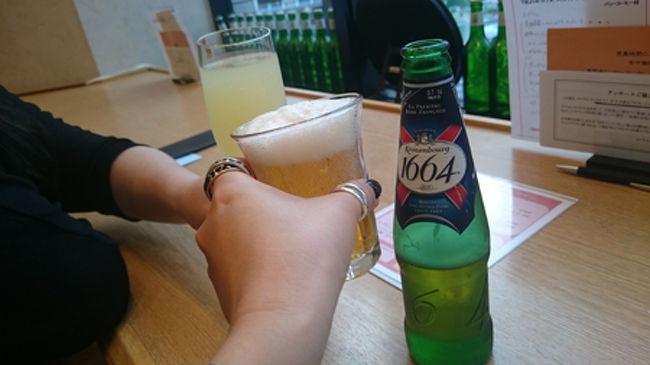 さて、ワンドリンク付きのプランでしたが、どんな感じだろう…と思ったら、なんとホテルに併設されているレストランでワンドリンクです。<br />ボトル以外何でもいいよー…というありがたいお言葉に、ビールをお願いしました！！<br />