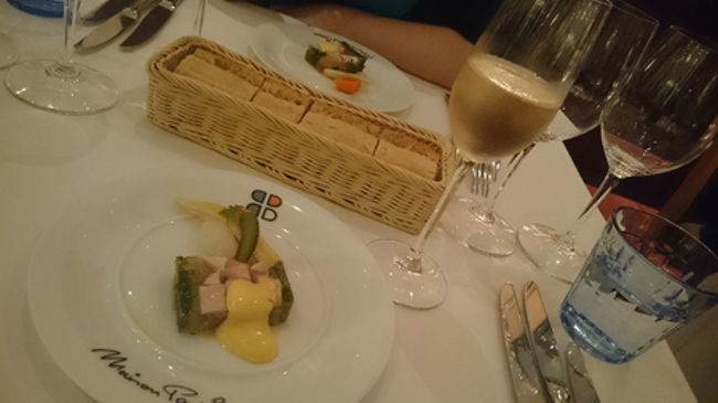 さて、メモ行方不明のため、さらっと流します。<br /><br />豚のゼリー寄せ。<br />アスピックゼリーに包みこまれています。<br />これがおいしい。ピクルスなどと一緒に頂きます。