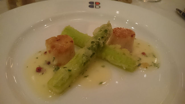 二品目はホタテ！！<br />アスパラガスのフリット…というかホタテお焼き加減がばっちりです。<br />ジューシーでうまうま。<br />