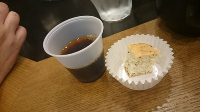 そしたらなんと…コーヒーとおかしのサンプルが！！！<br />アールグレイの香りでおいしかった。