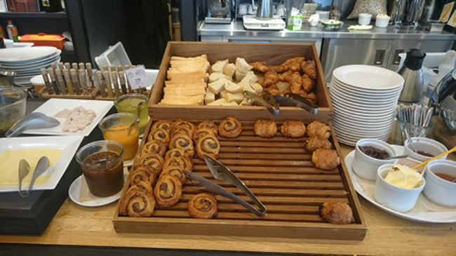 さて、翌日。<br />おはよー！と朝ごはんを頂きに参りました。<br />パンの種類そこそこ！そして小倉トースト作れます。<br />