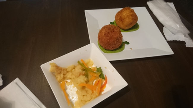 ライスコロッケとチキンのフリット。<br />一皿300円とか。<br />おいしい。<br />