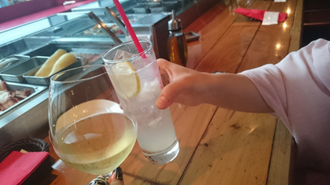 さて…いろいろお買いものしてぐるぐるした結果、欲しいものをゲットし、MUYへ。<br /><br />まずは乾杯。