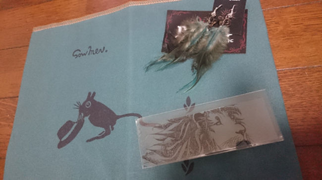 さて買ったもの。<br />ピアスとブックカバー、そしてしおりです。<br />