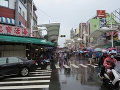 さて、雨の中の飲食街行ってみますか－！

お昼だったので、お昼食べられるお店チェックしながら歩きます。