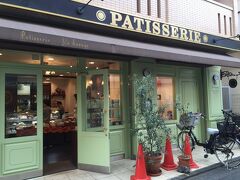 3件目はPatisserie Yu Sasage(パティスリー・ユウ・ササゲ）

エメラルドグリーンの外観が可愛いお店です。

ここもパリらしい店構え。