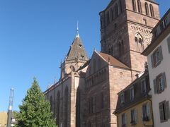 途中にはサントマ教会。

１２世紀にカトリック教会として建てられ、１５４９年にゴシック建築のプロテスタント教会となった。