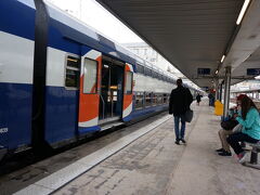 帰りは行きと違ってRER C線で戻ります。
行き先が色々表示されてて悩んだので、駅員さんに
「パリへ戻りたい」って言ったらどれでもよかったみたい。次に出発するので大丈夫だよって教えてくれました。

みんな親切で助かります。

RERは降りる時にボタンを押してドアを開けます。
電車そのものはあんまりキレイではなかったなー。