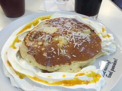 朝飯は「パニラニ」です。
パンケーキ、こんなにクリームたっぷりで食べられるかと思いましたが、
食べられるもんですね。

美味かったです。